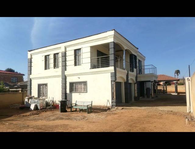 7 BEDROOM HOUSE FOR SALE IN LENASIA SOUTH